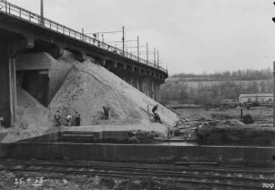 Industrie-Kraftwerk. Aufschüttung des neuen Bahndammes der Grubenbahn für die Kohlezufuhr hinter der aufgeständerten alten Trasse : Lauta (Niederlausitz). Industrie-Kraftwerk. Aufschüttung des neuen Bahndammes der Grubenbahn für die Kohlezufuhr hinter der aufgeständerten alten Trasse