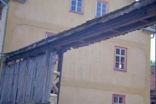 Überdachung des Tores des "Lebenshofes", wird saniert; Giebel am Wohnhaus