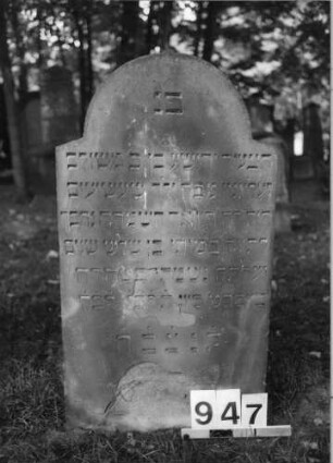 Grabstein 947 (Index: 99630439) Material: Sandstein Zustand: unten leicht abgeblättert Maße HxBxT: 84x45x6 cm Beschreibung: Stele mit eingezogenem Rundbogenabschluß: Grabstein 947