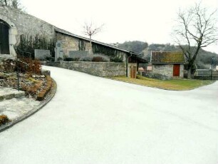 Kirchhof im Norden nach Nordosten in Übersicht (die hier an die Kirchhofmauer innenseitig angebaute Gaden sowie Wehrgang im 18-19 Jh weitgehend abgetragen)