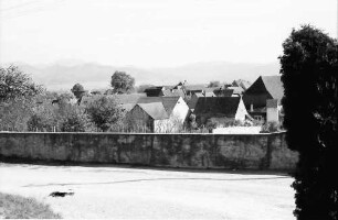 Biengen: Blick über die Mauer auf den Ort