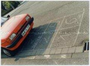 Geparktes Auto auf "Hinkepott"-Spiel (Sonderthema: Straßen-Kinder)