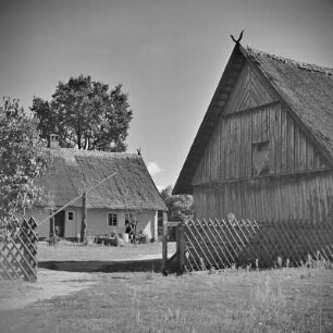 Strohgedecktes Blockhaus auf der Willischza, ein Höhenzug in Burg. : Ze słomu kryty kładźity statok na hórčinje Wilišća w Bórkowach.