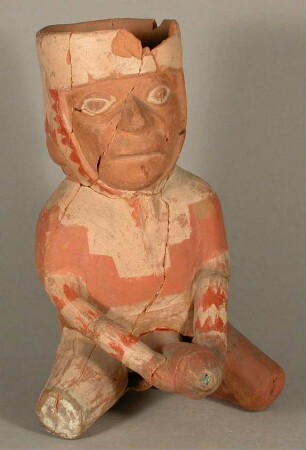 Sitzende anthropomorphe Figur mit amputierten Beinen, sich mastubierend