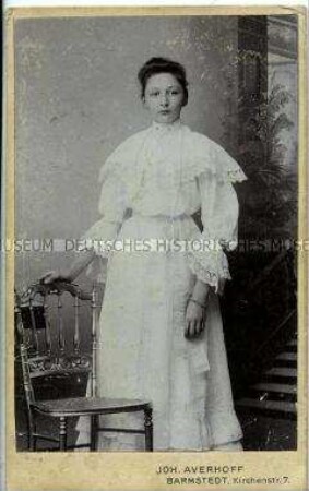 Junges Mädchen in einem vornehmen weißen Kleid, Carte de Visite
