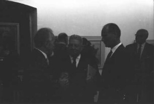 Freiburg: Augustinermuseum, Reinhold-Schneider-Preis, in der Ausstellung, [Rudolf] Riester, Regierungspräsident Dichtel, Oberbürgermeister Dr. Keidel