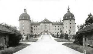 Moritzburg. Schloss Moritzburg (1723-1733; M. D. Pöppelmann). Hauptfront mit Auffahrt von Süden