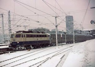 Stuttgart Hbf. Gleis 8 Lok 110 392 Eilzug Bnb-Wagen