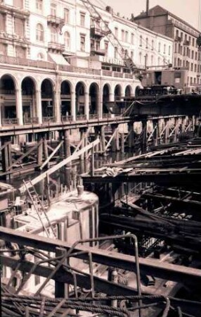 Hamburg: Überdeckte Baugrube bei den Alsterarkaden