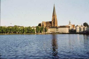 DDR. Schwerin. Stadtzentrum mit Dom St. Marien und St. Johannis (1260-1416). Ansicht über den Schweriner See