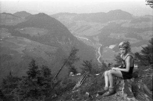 Berchtesgaden: Nicki auf Baumstumpf, vom Kneifelspitze