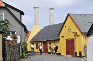 Gudhjem - Fischräucherei : Enge Gasse an einer Fischräucherei, aufgenommen am 29. Juli 2010 in Gudhjem auf der dänischen Ostseeinsel Bornholm