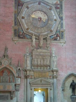 Venedig - Kirchenuhr : Aufgenommen am 24. Juni 2010 in der Dogen-Grabeskirche San Giovanni e Paolo in Venedig