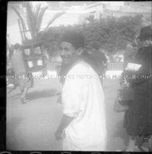 Junger Mann mit Fez in Casablanca, Marokko