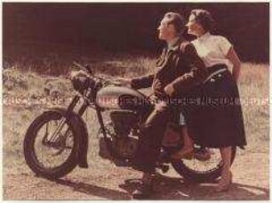 Werbefoto für das Simson-Motorrad AWO 425