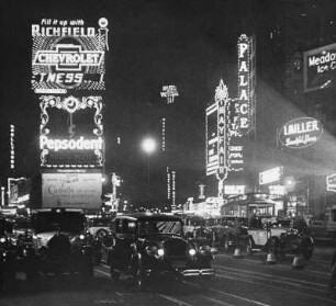 Broadway bei Nacht (Times Square und Palace Theatre), New York