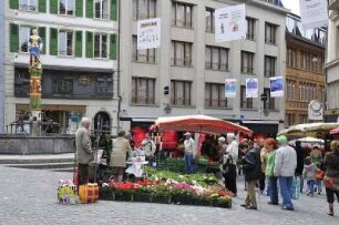 Lausanne - Pflanzenangebot : Pflanzenangebot auf dem Marktplatz neben der historischen Justitiasäule, aufgenommen in Lausanne am 19. Mai 2010