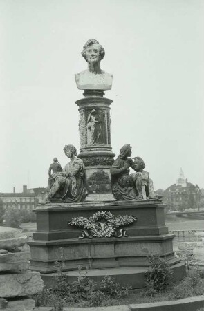 Denkmal für Ernst Rietschel : Denkmal für Ernst Rietschel. Bronze, Granit, Syenit; H. ca. 2,50 m (1868-1876; J. Schilling). Dresden-Altstadt: Brühlsche Terrasse