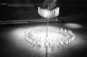 Deutschlandhalle: Tanz um den Maibaum