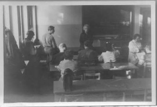 Etha Richter beim Unterrichten im Modellieren (wahrscheinlich für die Volkshochschule)