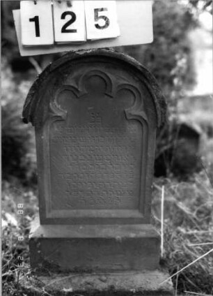 Grabstein 125 (Index: 100096063) Maße HxBxT: 78x36x14 cm Besonderheit: Kindergrab: Grabstein 125