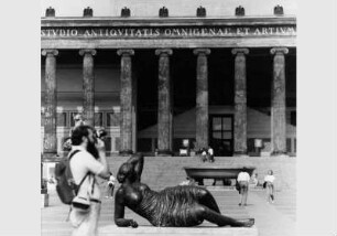 Blick auf Skulpturen im Lustgarten vor dem Hintergund des Alten Museums