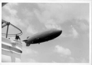 D-LZ 129 "Hindenburg" : Blick von Bord der "Monte Rosa" auf Luftschiff D-LZ 129 "Hindenburg" (letzte Atlantik-Reise der Hindenburg)