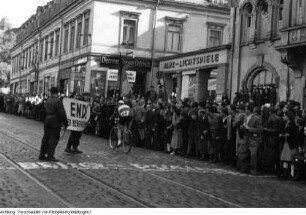 Dresden, Strehlen, Sportplatz, Radrennen Internationale Friedensfahrt, Donath-Ausstellung (Produkte der Obstkelterei Donath, ab 1950 VEB Lockwitzgrund), Oktober 1951