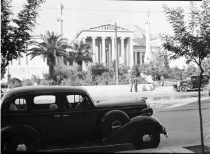 Athen: Akademie, Vordergrund Auto