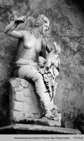 Nymphe mit Dionysos (nach griechischem Original des 2. Jh. vor Chr., Sockel nicht zugehörig) - Sitzende Venus mit Amor