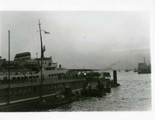 Hamburg-St. Pauli. Das 1957 auf der Norderwerft gebaute Seebäderschiff "Wappen von Hamburg" liegt an den Landungsbrücken