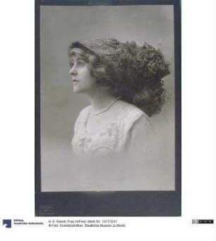 Frau mit Hut