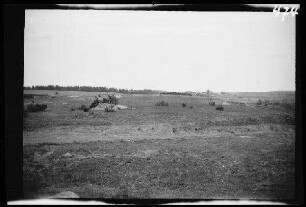 Dubissa-Stellung (=Dubysa, Gewässer in Litauen): Blick über ein weites Feld beim Schützengraben an der Dubissa ("Dubissa. Attackenfeld der russischen 3. Garde-Ulanen. Juni 1915")