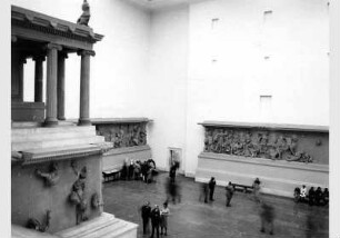 Besucher im Pergamonsaal im Pergamonmuseum