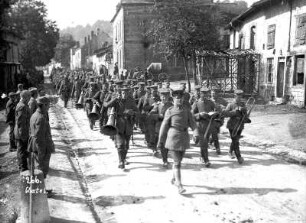 Erster Weltkrieg : Deutsche Militärkapelle beim Marschieren in Châtel