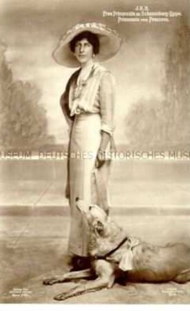 Prinzessin von Schaumburg-Lippe und Prinzessin von Preußen mit Hund
