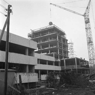Rathaus: Richtfest: Teilansicht: Gerüst am Turm: Richtkrone am Baukran: rechts im ersten Obergeschoss Festtribüne: Blick von Straße Reeshoop (später Manfred-Samusch-Straße) nach Nordwesten, 18. Januar 1969