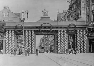 Triumphtor an der Prager Straße : Dresden, Prager Straße mit Festschmuck zum Besuch Wilhelms II. und Straßenbahnlinie 1