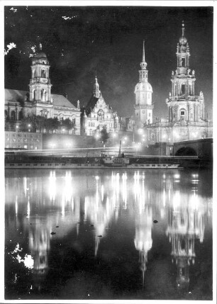 Dresden. Blick über die Elbe auf Ständehaus, Georgentor, Hausmannsturm und Katholische Hofkirche bei Nacht