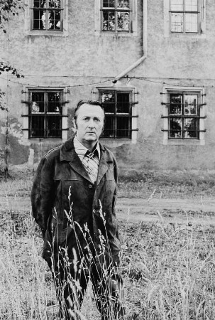 Der Schriftsteller Hanns Cibulka vor Schloß Friedenstein in Gotha