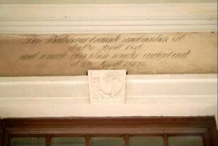 Detail voriges Bild: Inschrift über dem Rathausportal: 1816 zerstört, 1817 neu erbaut