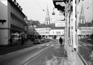 Emmendingen: Hauptstraße mit Kirchturm und Spiegelung