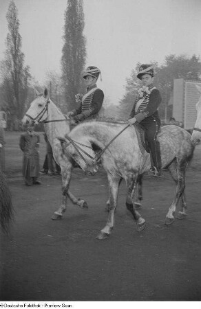 Zwei Männer zu Pferd in historischen Uniformen bei der Feier zum Gedenken an die Völkerschlacht