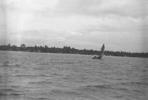 Segelboot : Segelboot auf einem Gewässer.