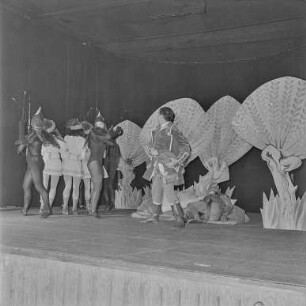 Szenenfoto aus dem Ballett "Die Abenteuer des Pumpot". Darbietung des Staatlichen Ensembles für sorbische Volkskultur