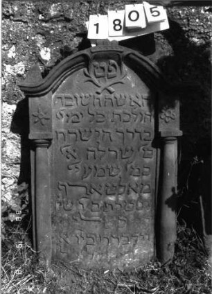 Grabstein 1805 (Index: 100096439) Maße HxBxT: 110x67x10 cm Symbolik: Krone, Kranz: Grabstein 1805