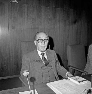 Kreistag im Kreistagssitzungssaal: Ehrung: Überreichung der Ehrenmedaille des Kreises in Silber an Kreisrat Herbert Breede (SPD), Ahrensburg, durch Kreispräsident Hubert Priemel: Breede am Rednerpult