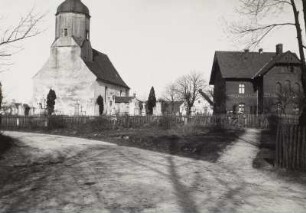 Dorfkirche Saxdorf : Saxdorf, Ansicht von Dorfkirche (A. 13. Jh.) und Kirchhof von Südwesten