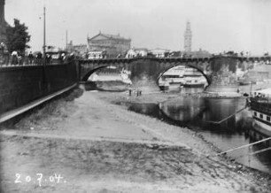 Dresden, Blick auf Augustusbrücke und Opernhaus bei Niedrigwasser