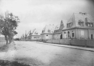 Berggießhübel (Bad Gottleuba-Berggießhübel), Siedlung. Wohnhäuser mit Laden (Wohnanlage). Straßenansicht